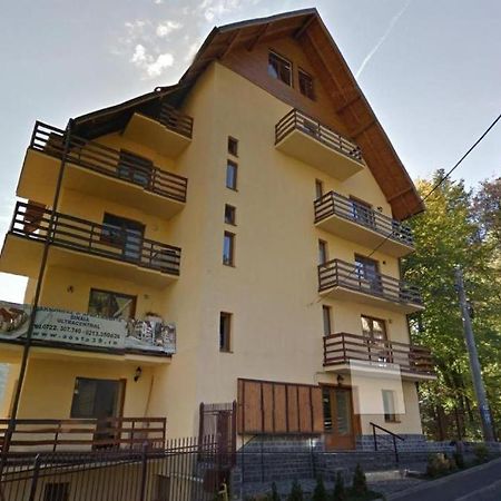 Garsoniera Sinaia Central Cu Terasa In Aer Liber Nu Este La Subsol Blocul Este In Panta Si Numerotat De La Minus 1 Apartamento Exterior foto