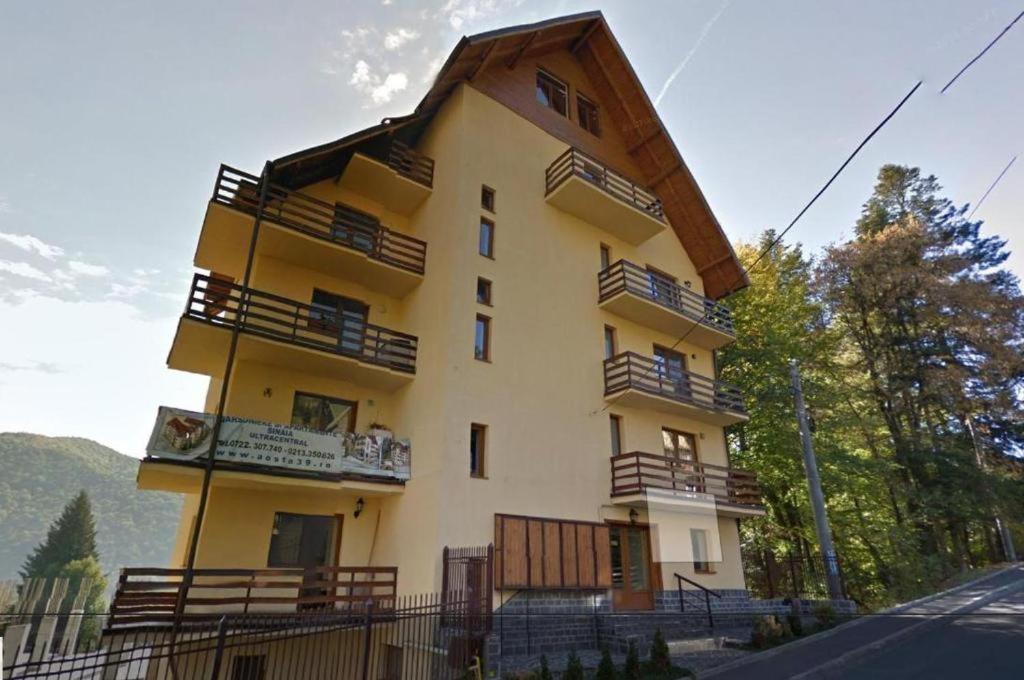 Garsoniera Sinaia Central Cu Terasa In Aer Liber Nu Este La Subsol Blocul Este In Panta Si Numerotat De La Minus 1 Apartamento Exterior foto